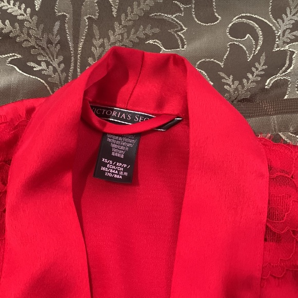 NWOT, Victoria’s Secret short red lace robe. Size XS, but fits up to a Medium.😍 - Picture 2 of 2